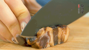 金字風(fēng)味醬肉切成片，上鍋蒸15分鐘。