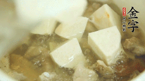 加入適量清水、黃酒燉開后，小火煮1小時(shí)即可。