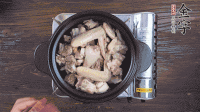 將雞肉塊、火腿、料酒、姜一同放入在燉鍋中，加冷水大火煮開后，小火燉煮40分鐘。