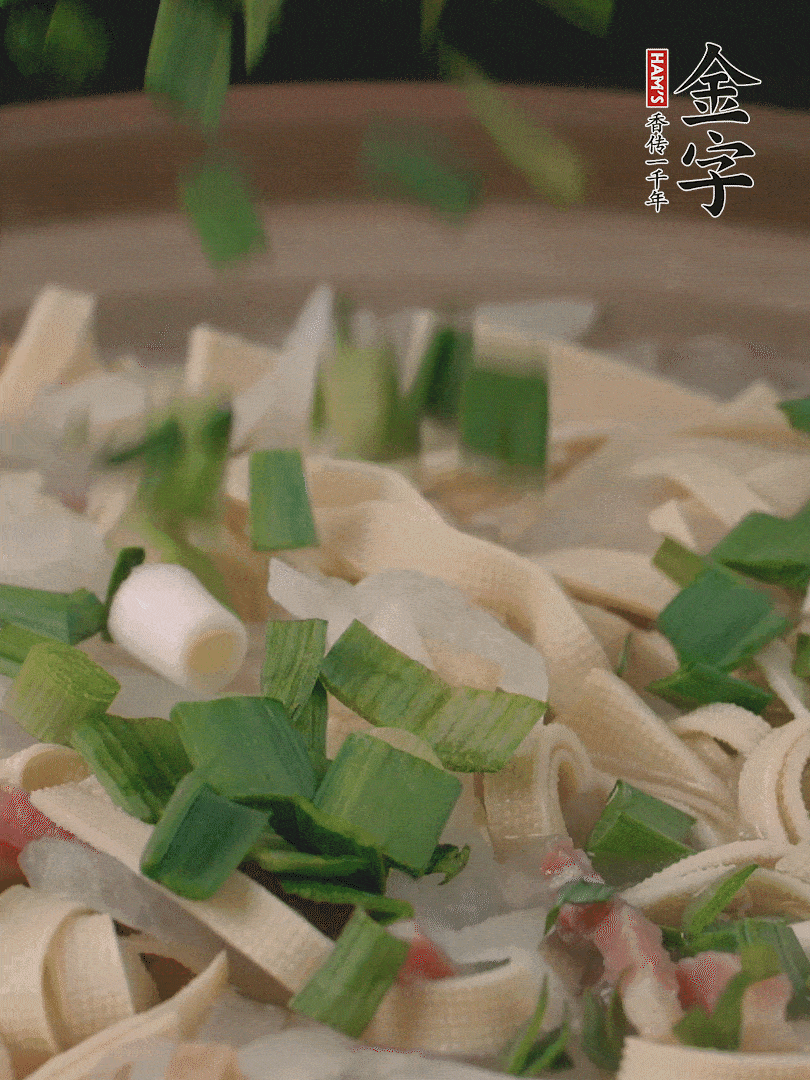 撒點(diǎn)蒜葉。