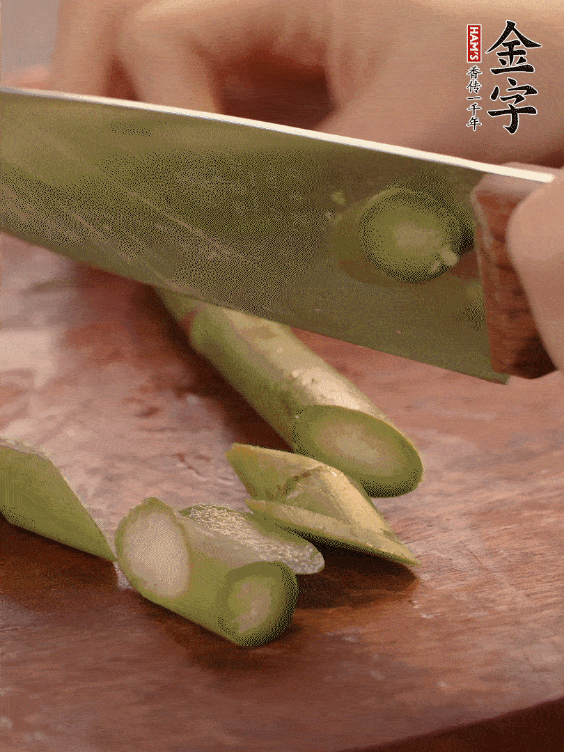 蘆筍去掉底部老的部分，斜切成段。白玉菇去掉根部，日本豆腐切成圓厚片。