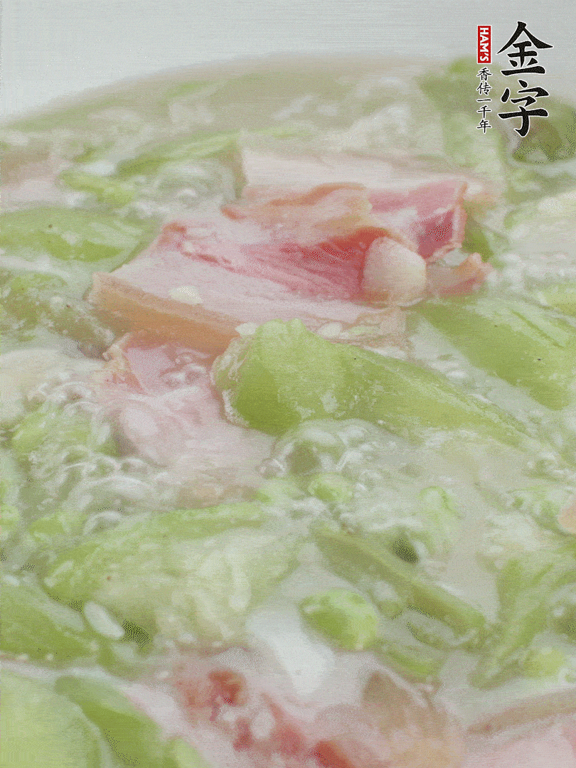 加一點熱水、白胡椒粉、雞精翻炒1分鐘。