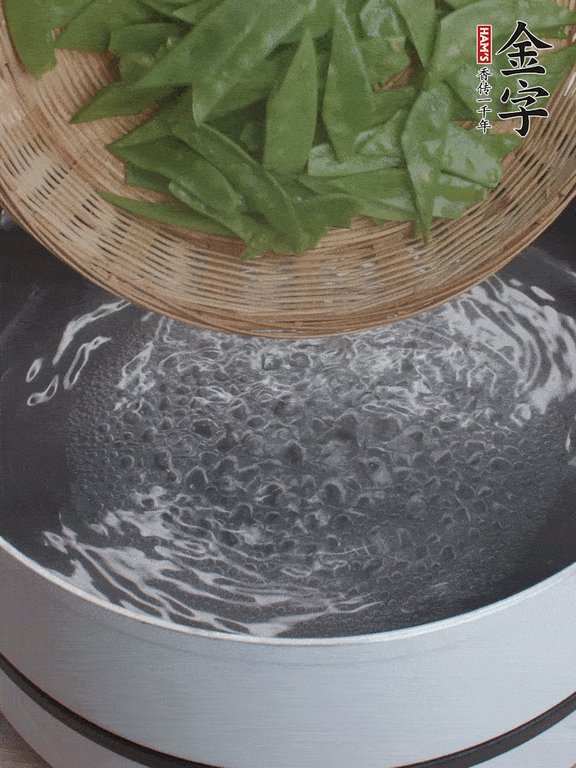 甜豆莢撕掉老筋，斜切兩半，焯水1分鐘。