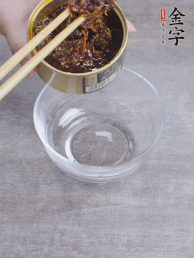 金字火腿大師醬2勺、醬油1勺、白砂糖1/2勺調勻。