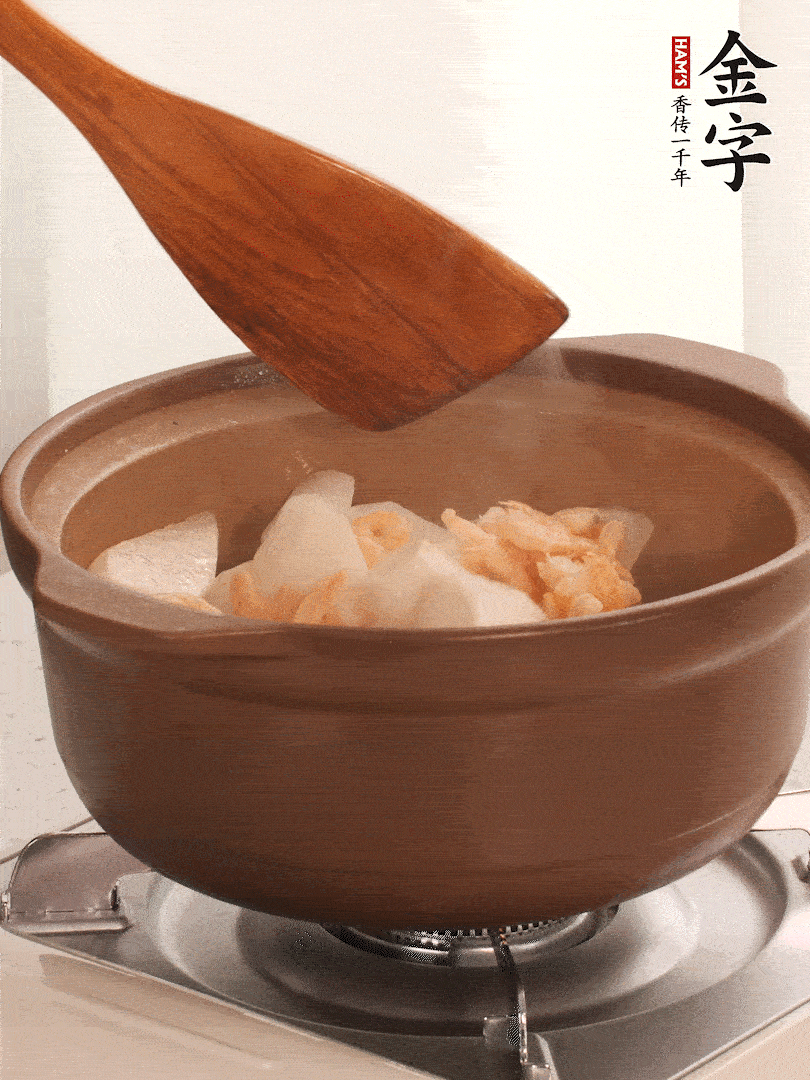 放白蘿卜、海米煸炒1-2分鐘，白蘿卜一定要先炒過再燉湯，香味更足。