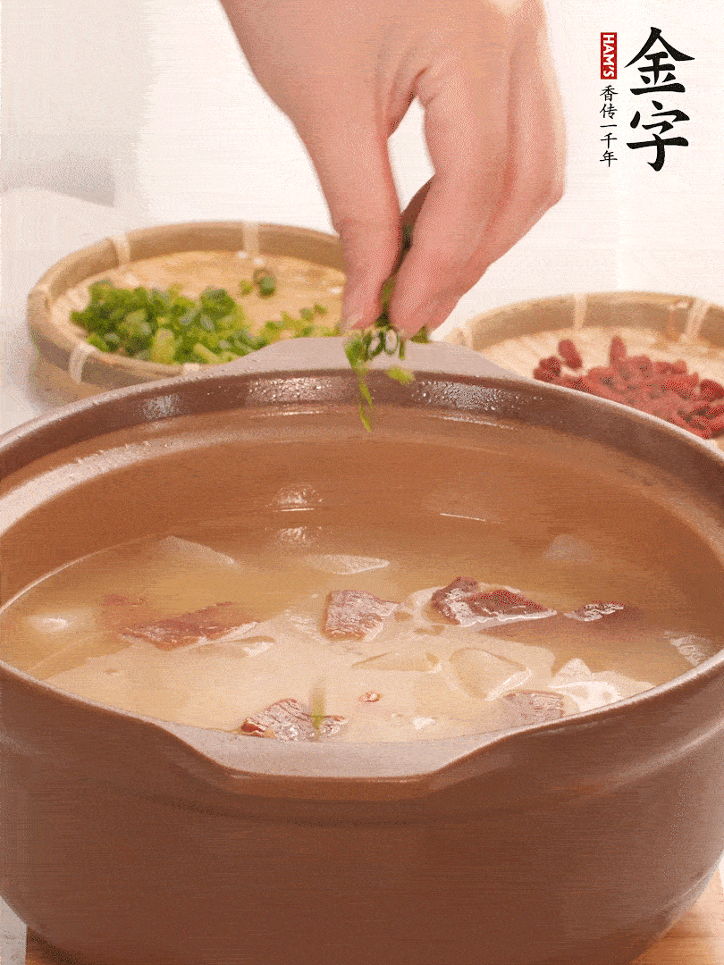 最后點綴點小蔥花、枸杞，增色提味。