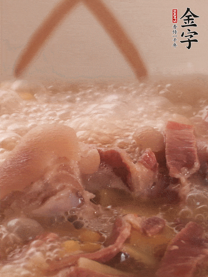 大火將水煮開(kāi)后，蓋上鍋蓋，轉(zhuǎn)小火慢燉1個(gè)半小時(shí)。