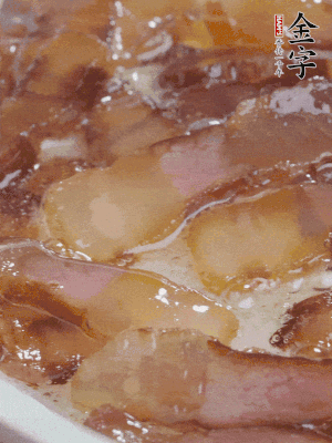 油5成熱，醬油肉煸香。