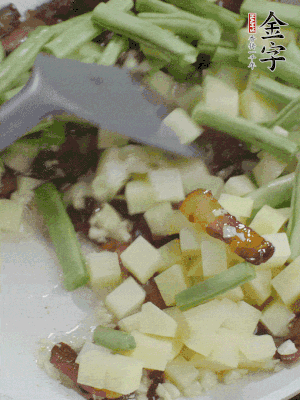 下蒜末、豆角、土豆塊翻炒。