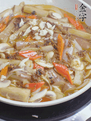 撒蒜末、香菜末。