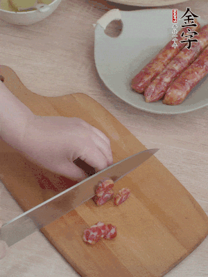 香腸切片。（圓片一點，不用很斜）
