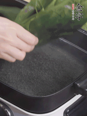 粽葉入沸水煮1分鐘，翻面再煮1分鐘，清洗干凈加水浸泡。