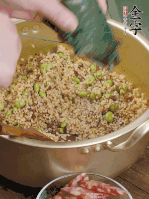 再附一張粽子，一齊向后折疊，線繩捆綁。