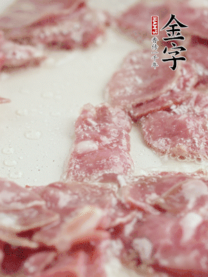 炒鍋熱油，下培根火腿煸炒。