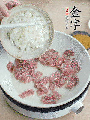 依次下洋蔥、紅菜椒、豌豆粒、玉米粒翻炒均勻。