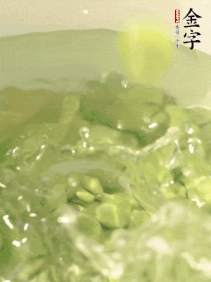 新鮮蠶豆熱水焯水30秒，然后浸入涼水。
