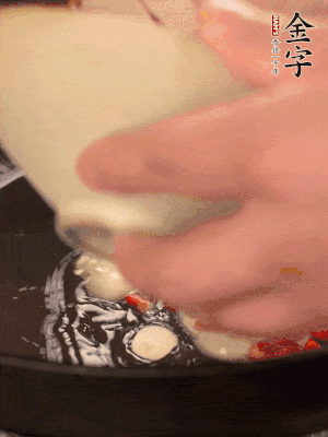 豬油潤鍋，下辣椒、大蒜、火腿片煸香。