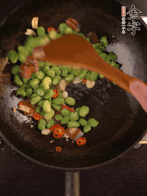 再下蠶豆煸炒，加1勺料酒調(diào)味。