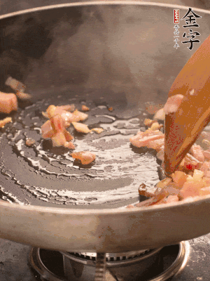 熱油爆香大蒜粒，煸香咸肉丁，淋一勺黃酒調味。