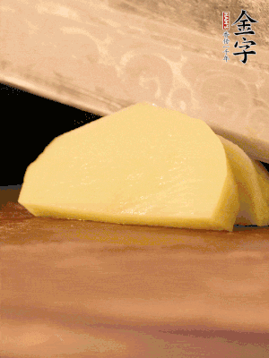 土豆去皮切丁。水開后，放入鍋中煮2-3分鐘，撈出瀝干水分。