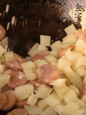 再放烤腸片煎熟。撒點鹽、孜然粉、辣椒面。
