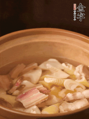 春筍、咸肉、咸肉一起入砂鍋，加姜片、料酒、清水大火煮沸到湯色變白。轉小火慢篤半小時。
