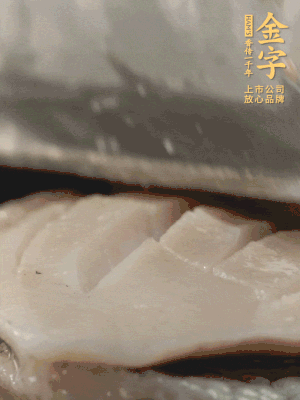 鮑魚用勺子撬出來，去掉內臟和牙齒，加面粉、白醋、鹽、啤酒抓一下，清水洗凈，切花刀。