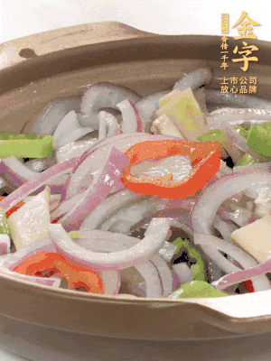砂鍋底鋪上香菜，放上料頭，再放上焯過水的鮑魚殼。