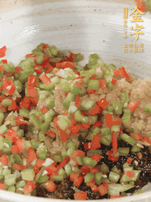 XO醬、蒜蓉醬、青紅椒粒攪拌成醬料。
