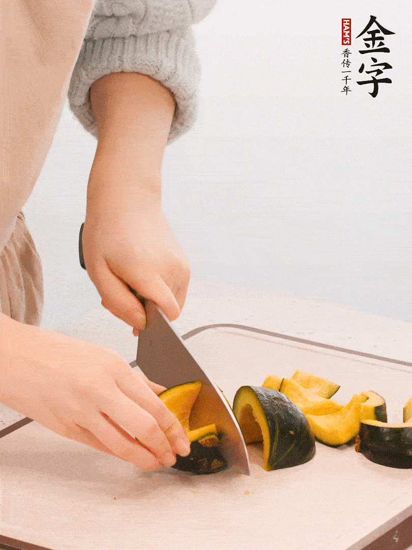 貝貝南瓜切小塊，生姜切成姜絲。