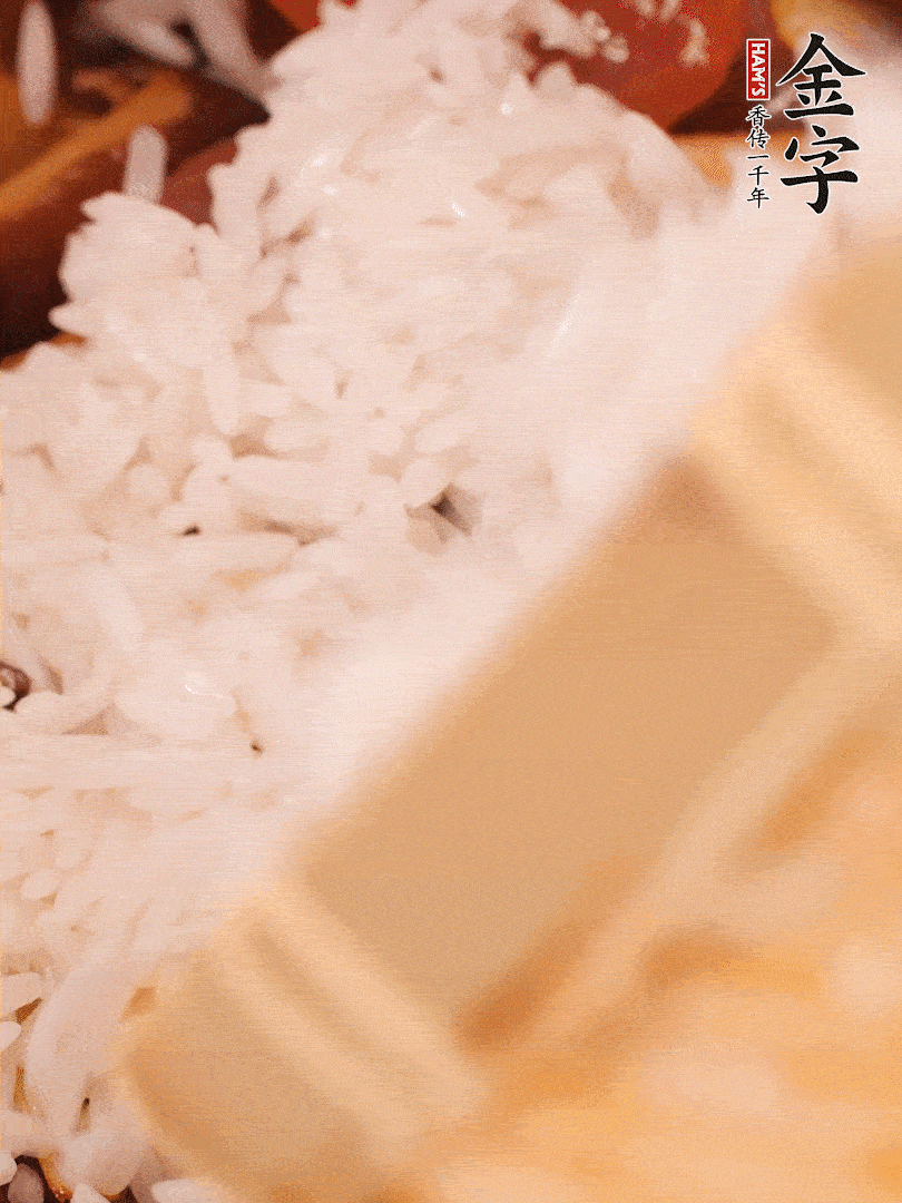 接著倒入提前浸泡的大米，加生抽、食鹽、白胡椒粉，一起翻炒均勻。