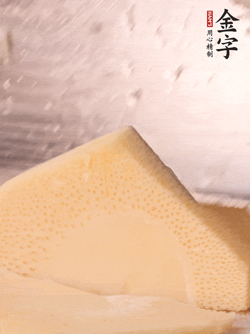 冬筍處理干凈，切滾刀塊，開水焯燙去除澀味