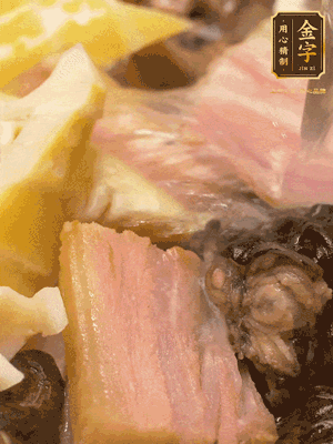 倒入滾燙的熱水，燉煮20分鐘，湯濃汁白