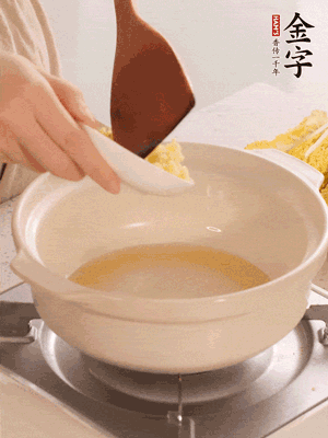 鍋里留少量底油煸香火腿和姜末。
