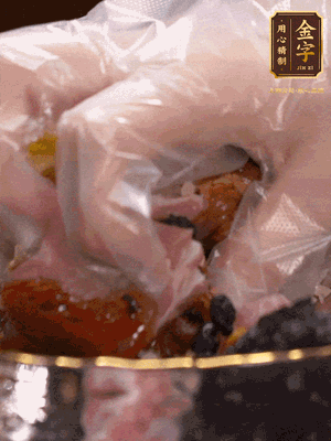 排骨洗凈后（蠔油、生抽、老抽、鹽、糖、淀粉、豆豉、蒜蓉、姜絲）腌制30分鐘