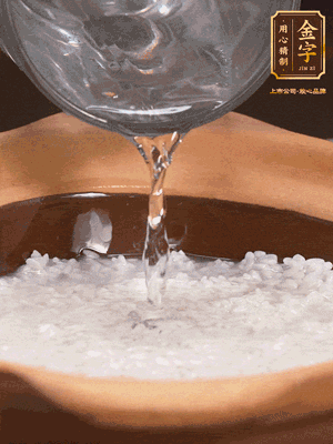 砂鍋底部刷一層油，加入大米和開水，水高1cm,大火燒開后轉(zhuǎn)中火煲5分鐘，到水微收干
