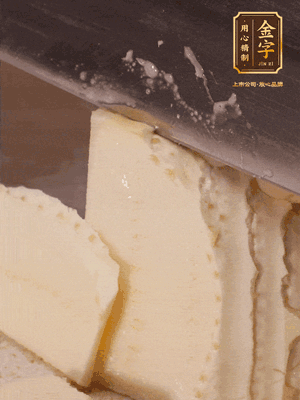 冬筍去殼切片，水開(kāi)后煮2分鐘焯水
