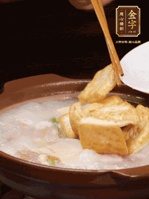 倒入開(kāi)水大火煮開(kāi)，轉(zhuǎn)中小火放咸肉，放一點(diǎn)點(diǎn)糖、味精慢燉10分鐘
