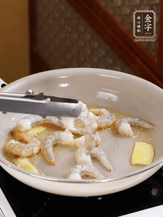 秘制煲仔飯醬油：2勺蒸魚豉油、半小勺糖、1大勺清水攪拌均勻煮1分鐘